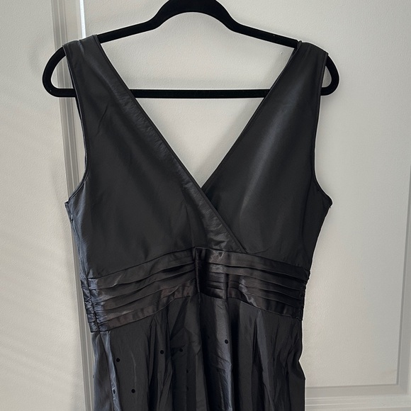 Elegant Black Floral Dress - Picture 2 of 16